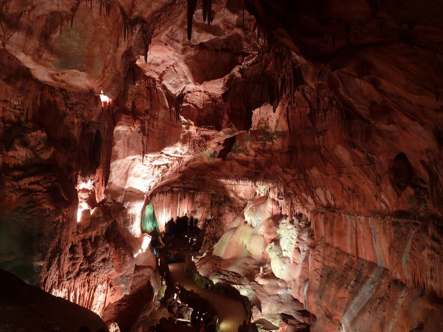 Интерьер Grutas de Mira de Aire, крупнейшей пещерной системы Португалии