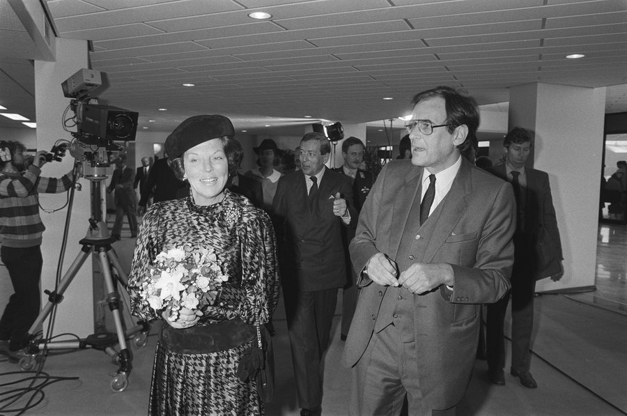 File:Koningin Beatrix met Commissaris van de Koningin Lammers, Lelystad, Bestanddeelnr 933-5314.jpg