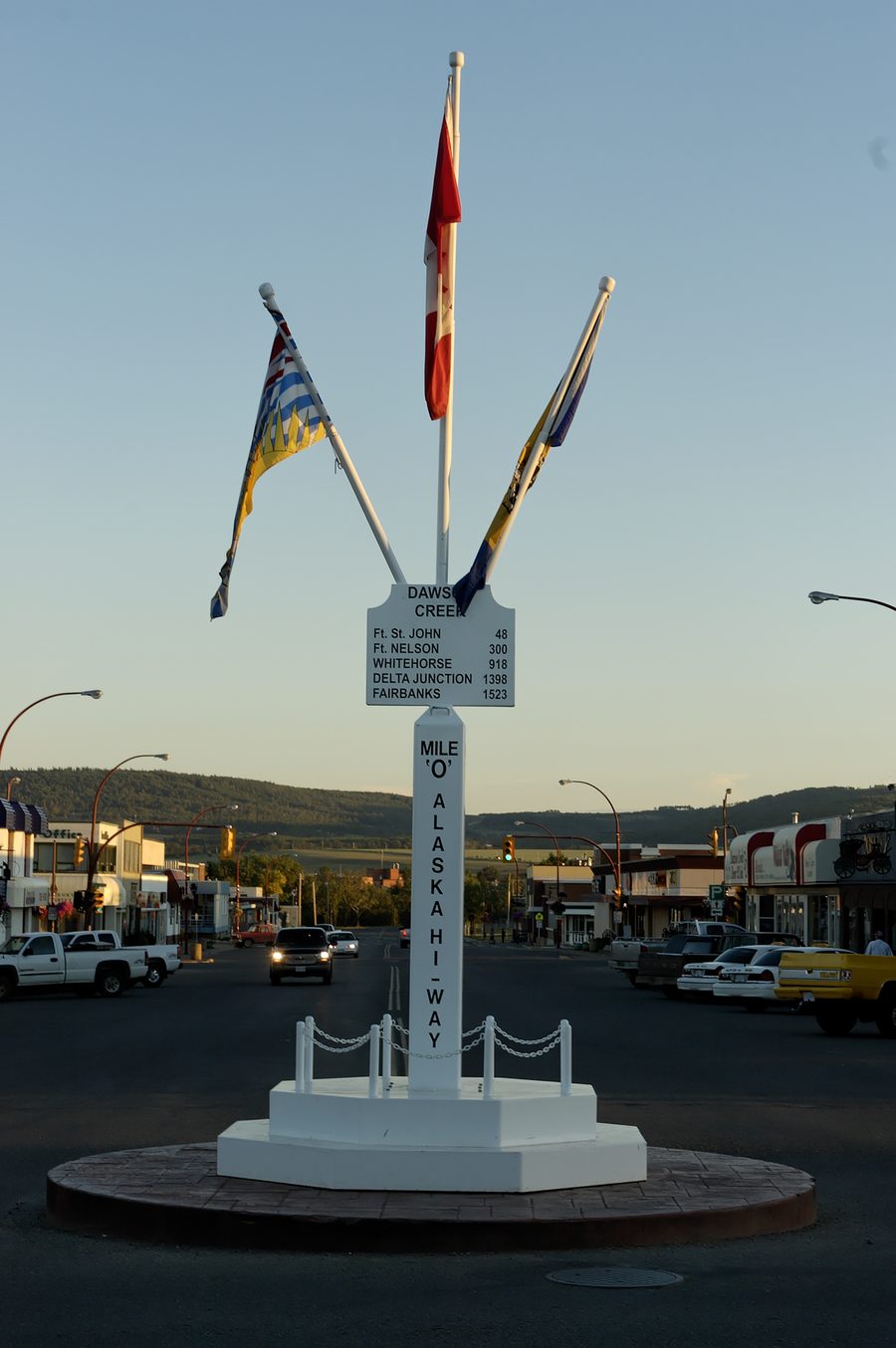 Знак Mile 0 of the Alaska Highway в Dawson Creek.