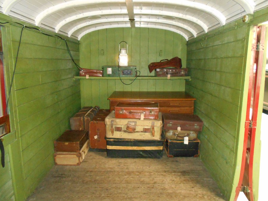 File:Isle of Wight Steam Railway 76.jpg