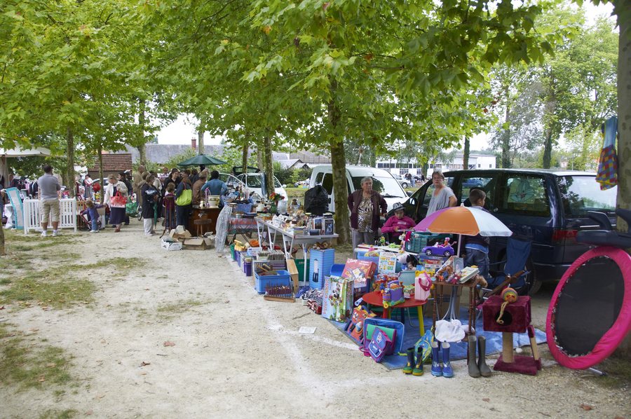 File:Lamotte-Beuvron market.jpg