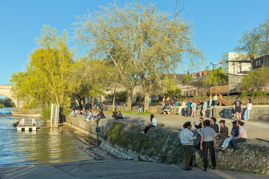 File:Tours - Quais de Loire - 2.jpg