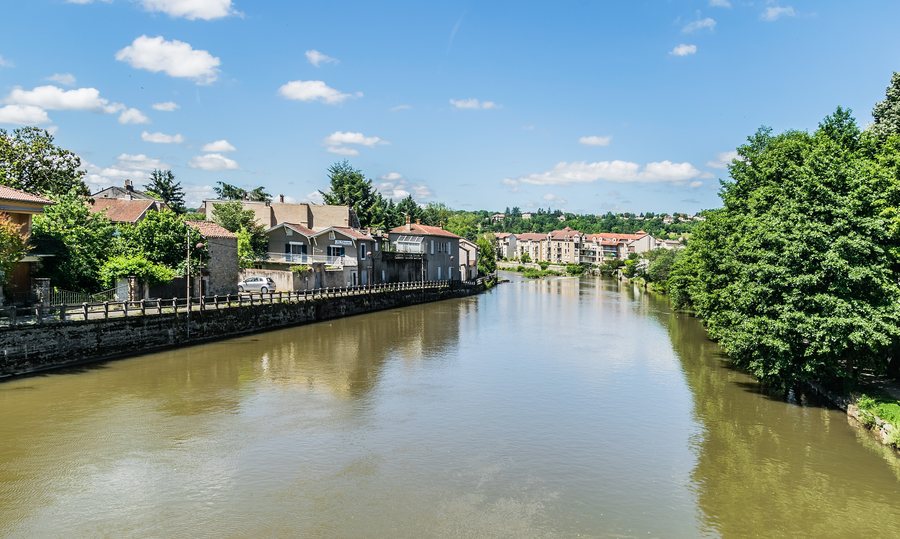 File:Aveyron River in Villefranche-de-Rouergue 01.jpg