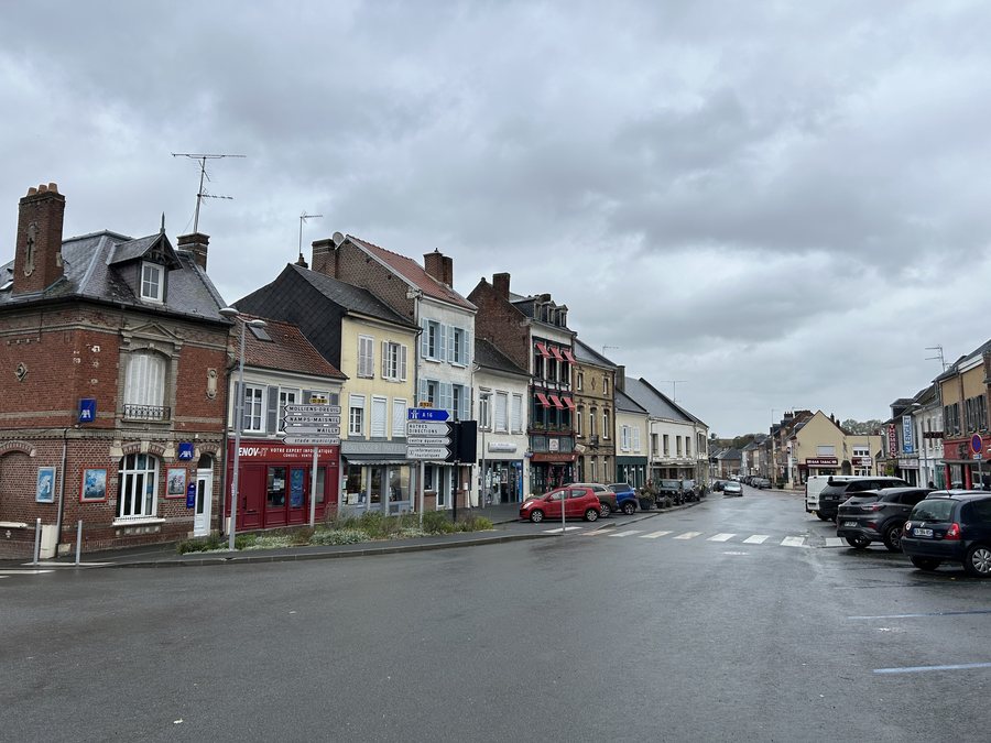 File:Conty - place Général De Gaulle.jpg