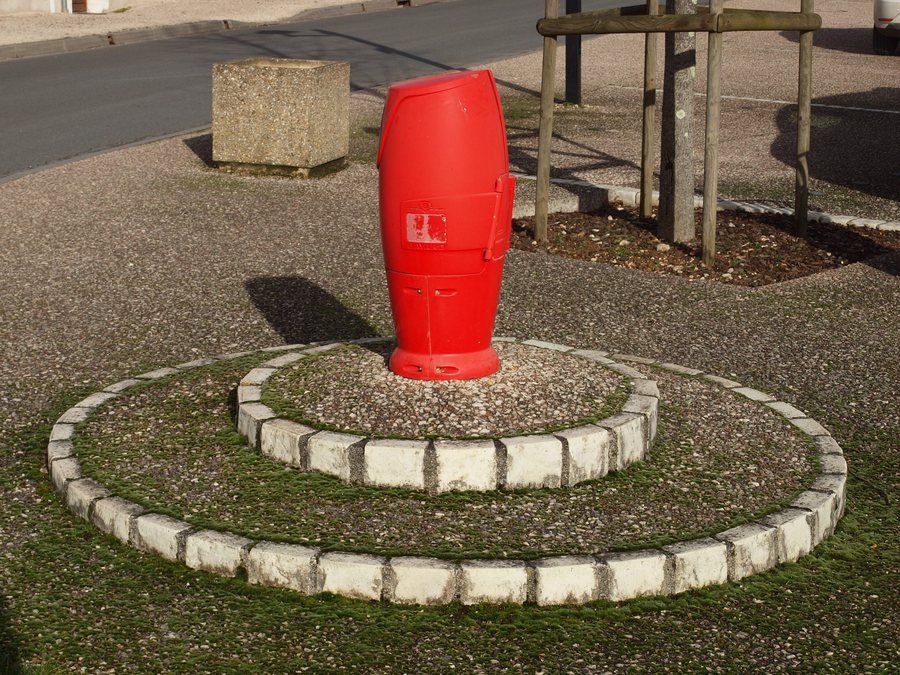 File:Crouy-sur-Cosson-FR-41-bouche d'incendie-01.jpg