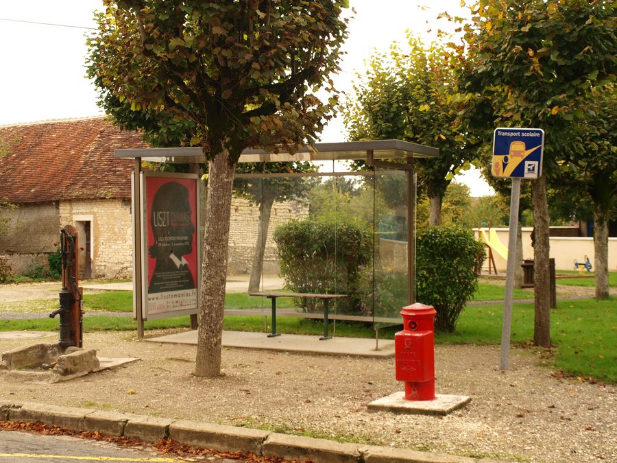 File:Brion (36) - Arrêt de bus.jpg
