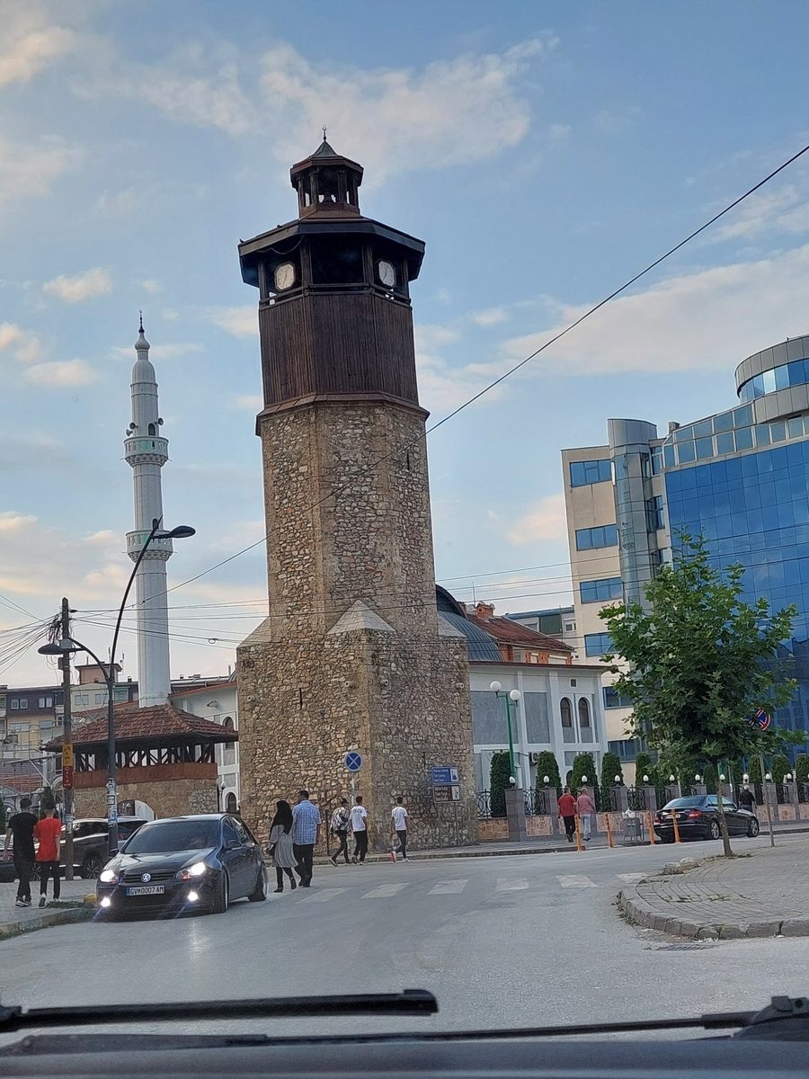 Часовая башня Гостивара с мечетью Часовой башни на заднем плане