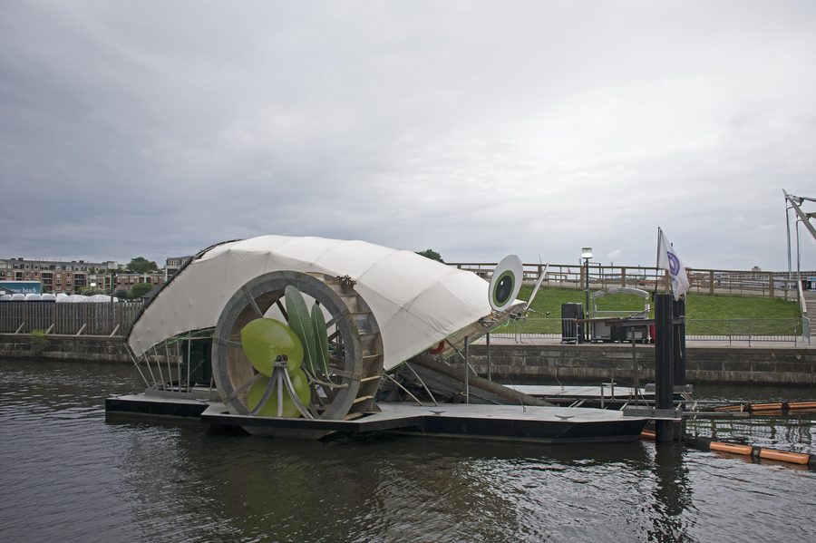 Водяное колесо у Inner Harbor в Балтиморе