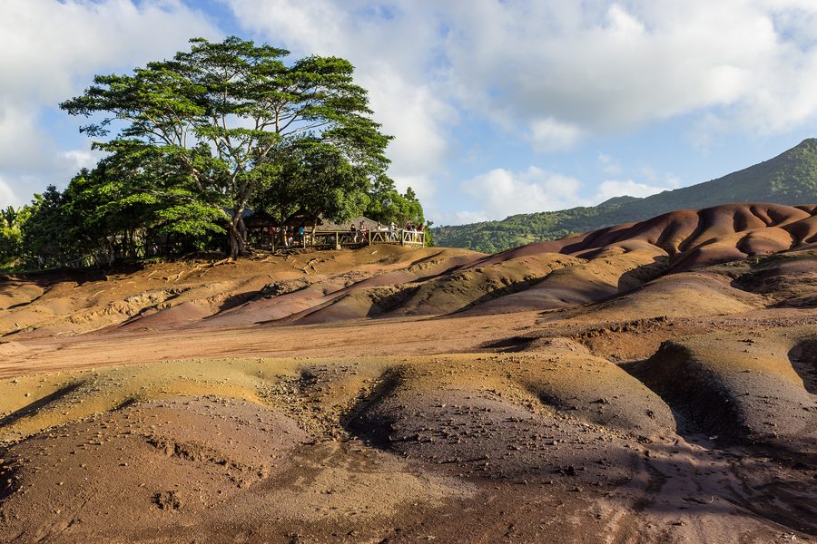 Sanft geschwungene Hügel aus unterschiedlich gefärbter Erde bei Chamarel auf Mauritius.