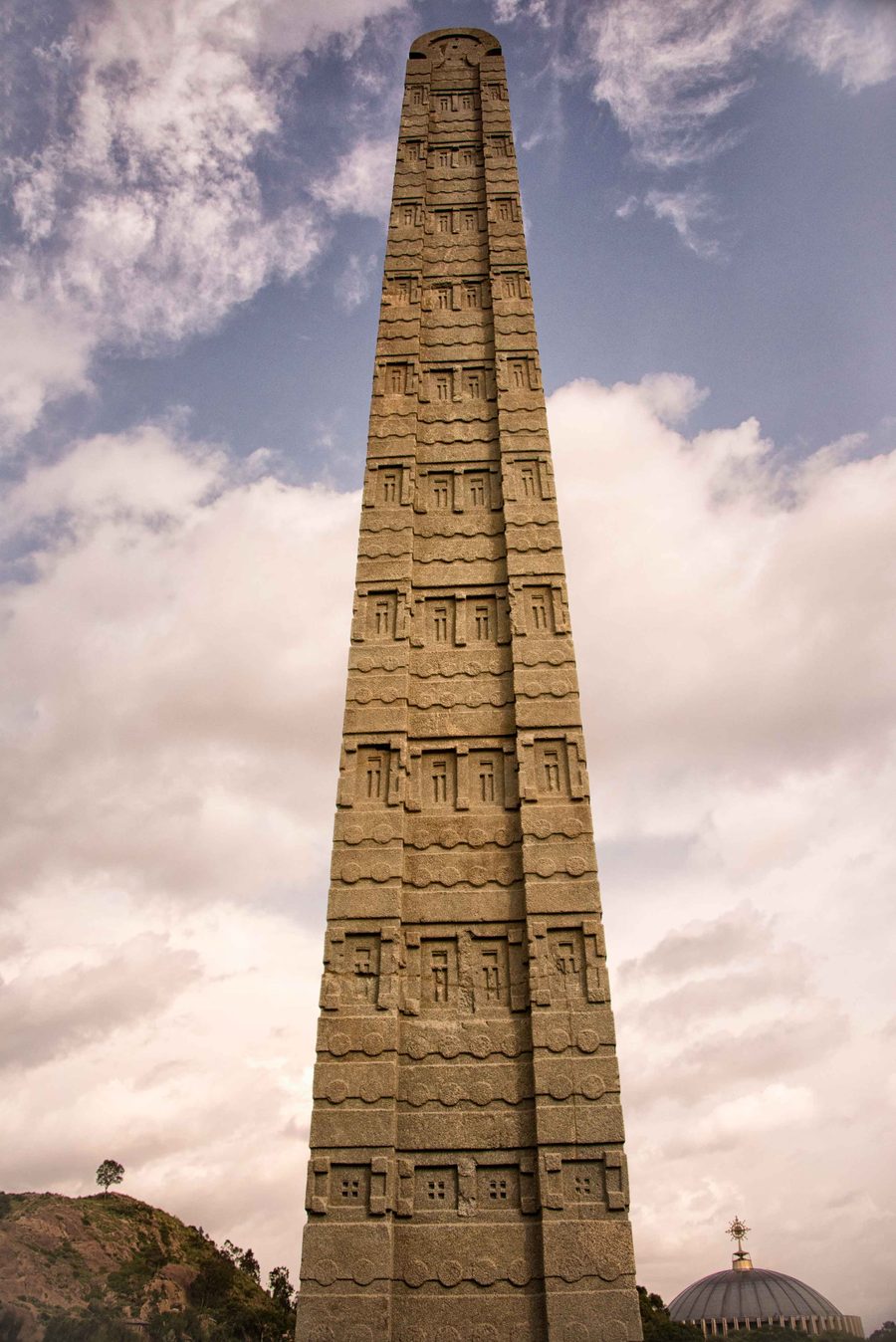 Das Stelenfeld von Aksum mit einer monumentalen Steinstele.