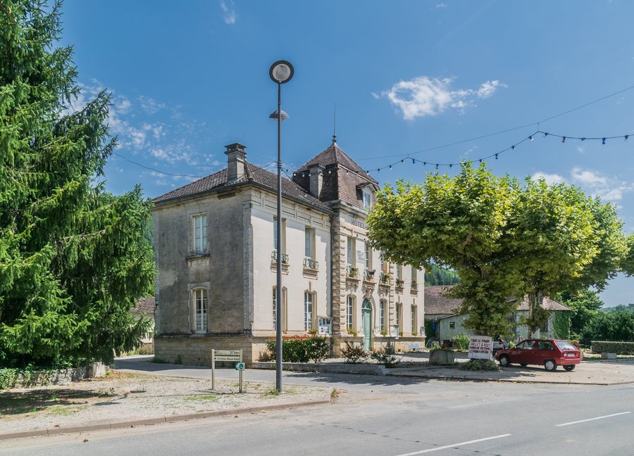 File:Town hall of Tour-de-Faure 01.jpg
