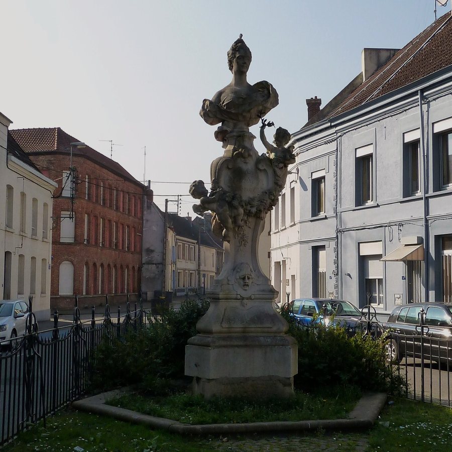 File:Condé sur l'Escaut Le monument de la Clairon.jpg