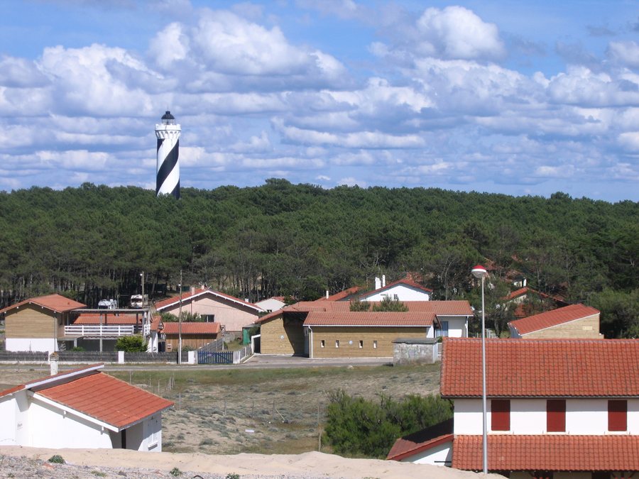 File:St Julien en Born le Phare de Contis Plage.jpg