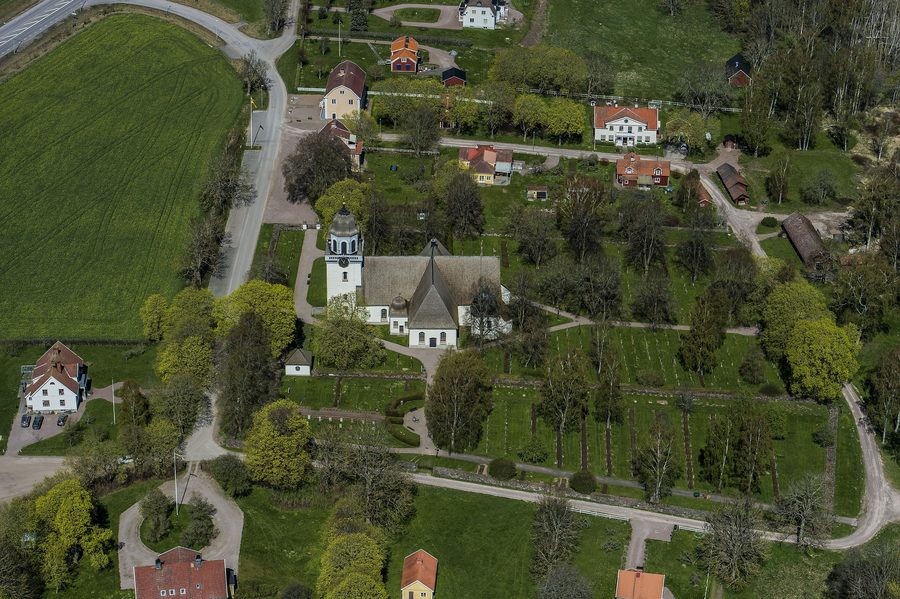 Säby kyrka in der ländlichen Landschaft bei Tranås, von oben gesehen