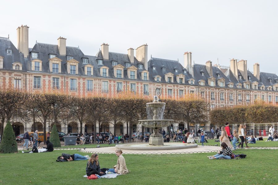 Площадь Вогезов в Le Marais, показывающая историческую площадь и окружающие аркады.