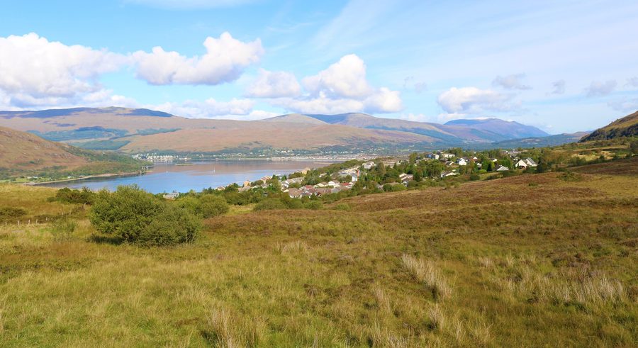 Fort William am Loch Linnhe vor bergiger Landschaft