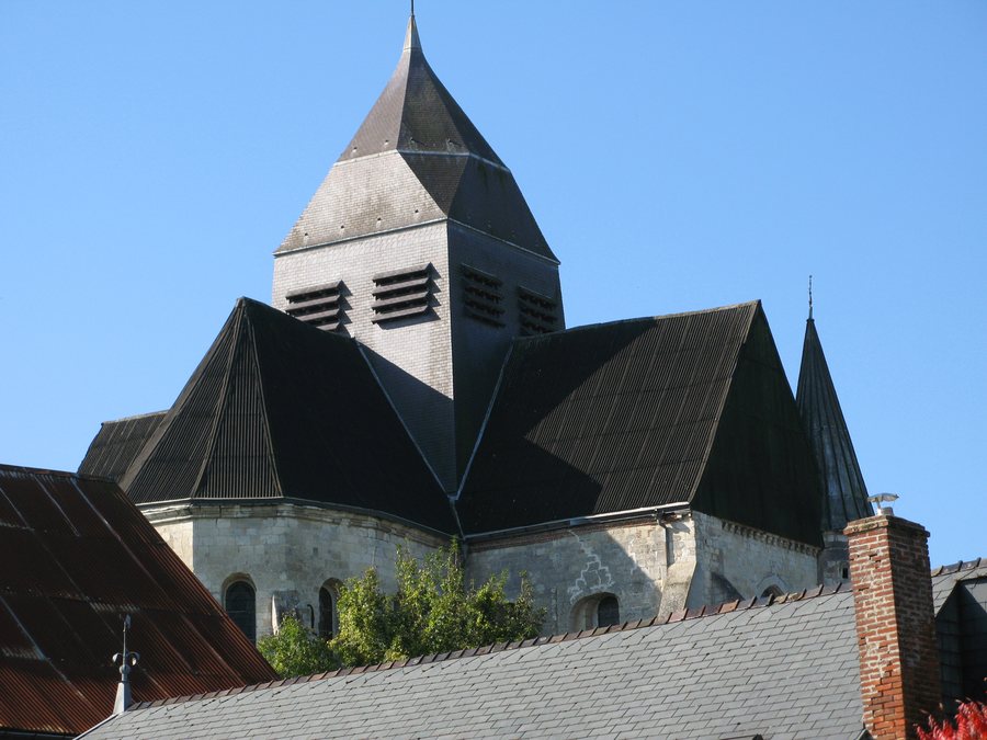File:Rozoy-sur-Serre église fortifiée (chevet et transept vus du Nord).jpg