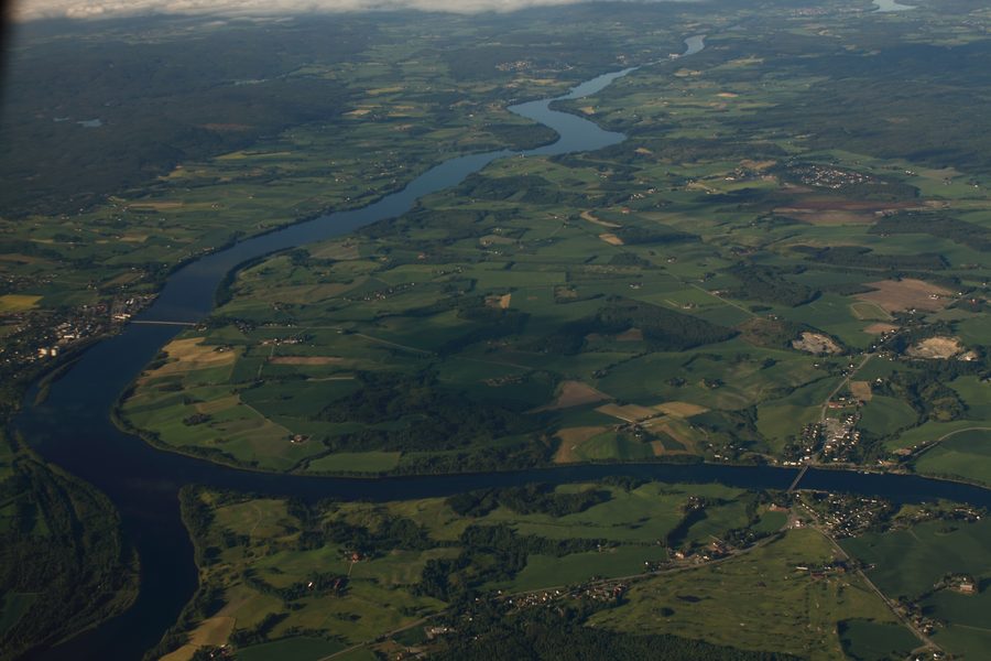Zusammenfluss der Glomma mit ihrem Nebenfluss Vorma nahe Vormsund in Akershus, Norwegen