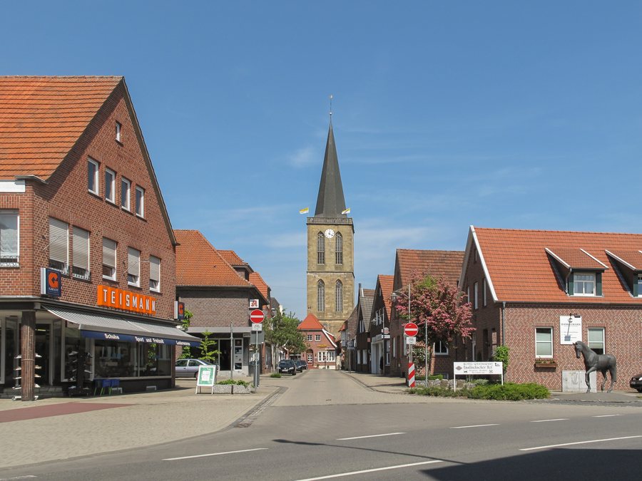 File:Emsbüren, kerk in straatzicht foto6 2011-05-07 12.21.JPG