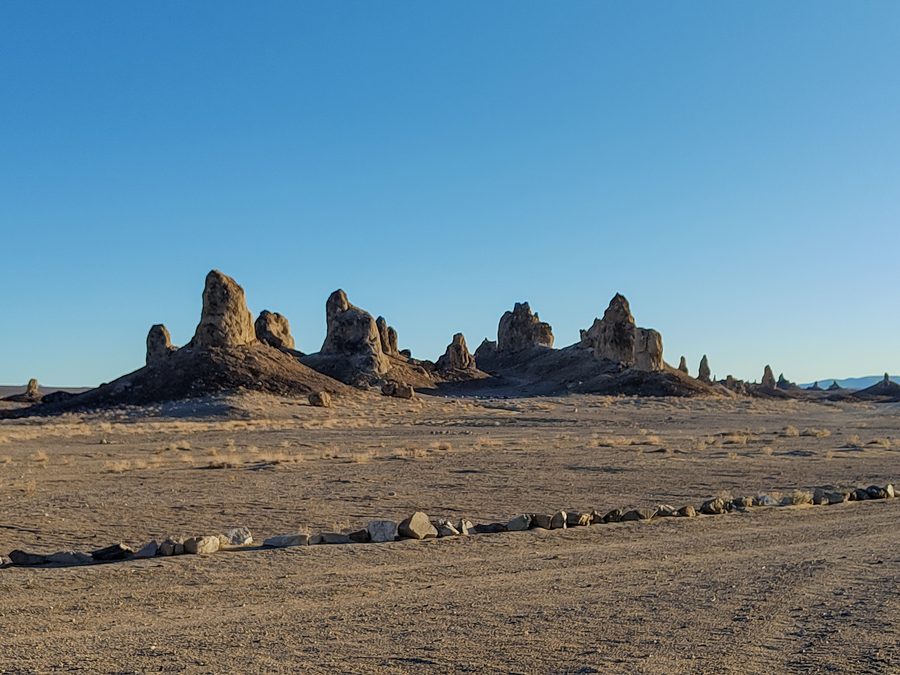 Trona Pinnacles, поднимающиеся из сухой котловины озера Сёрлс в калифорнийской пустыне