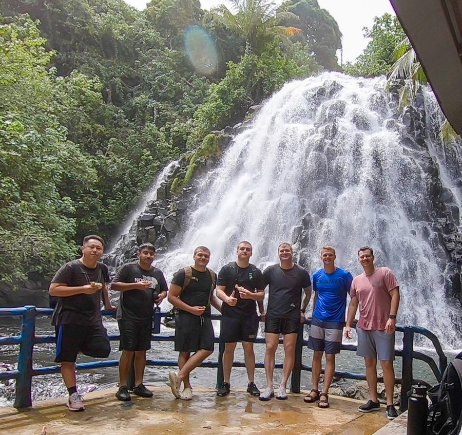 Kepirohi-Wasserfall in der üppigen tropischen Landschaft von Pohnpei