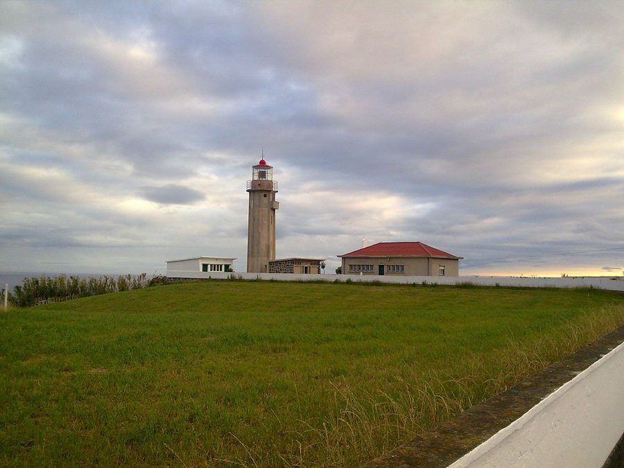 Farol de Ponta Garça на побережье Сан-Мигеля на Азорах