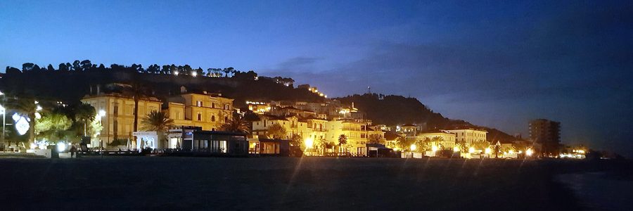 Panoramablick auf Grottammare und die Adriaküste vom Strand aus bei Sonnenuntergang
