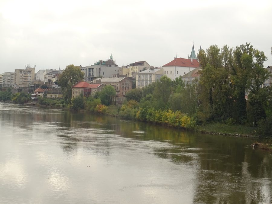 Вид с пешеходного моста на Колин и окрестности Kmochův ostrov