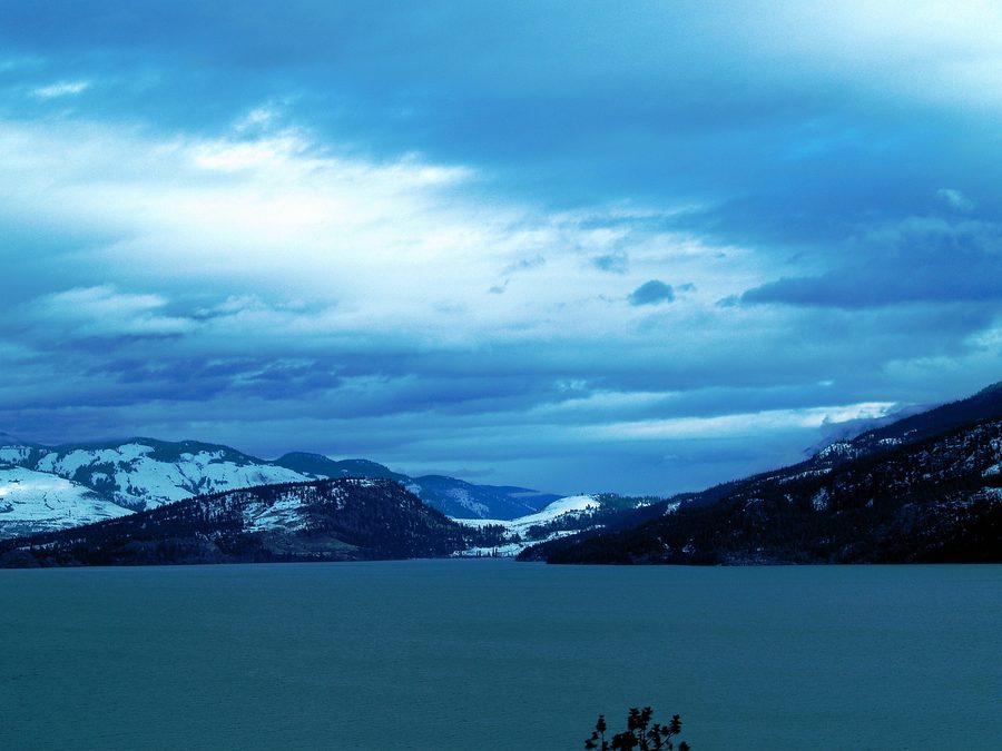 Зимнее утро над озером Kalamalka Lake возле Вернона