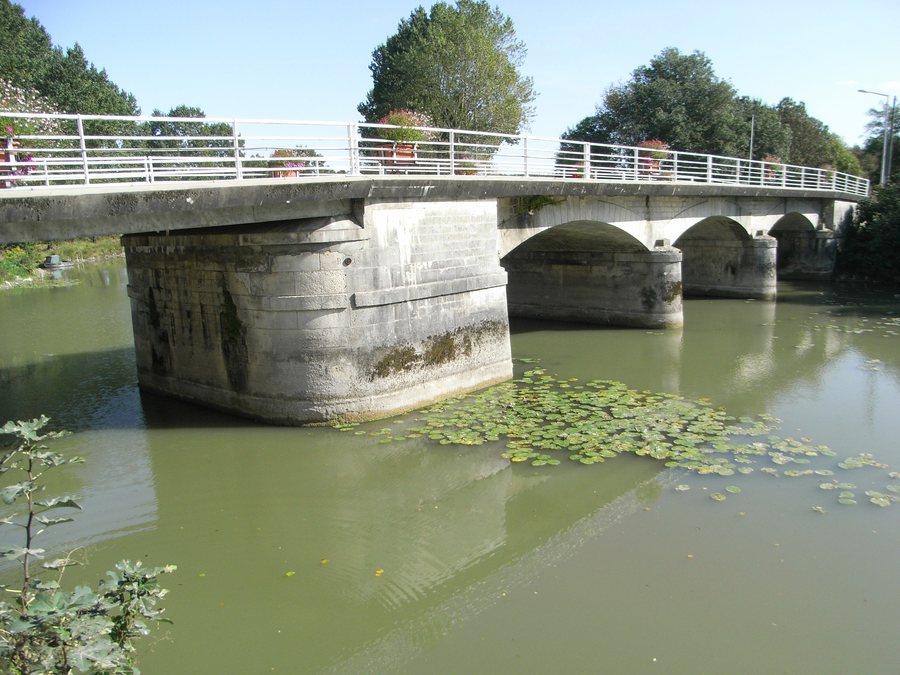 File:Tonnay-Boutonne 001.jpg