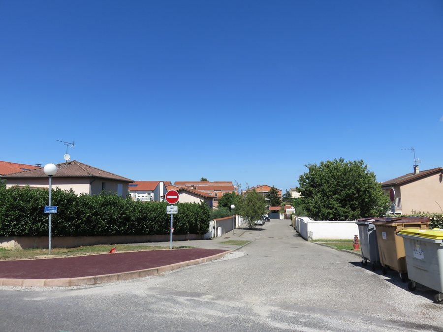 File:Saint-Laurent-de-Mure - Allée des Cèdres (août 2018).jpg