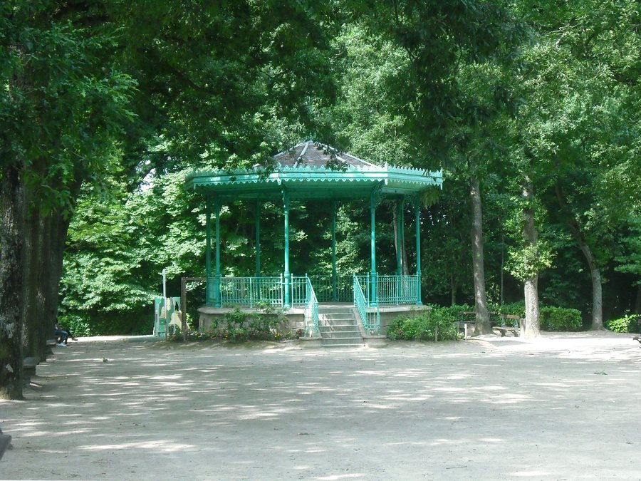 File:Châteaubriant Terrasses.jpg