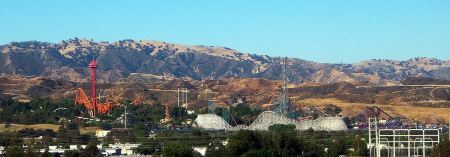 Обзор Six Flags Magic Mountain с американскими горками и окружающими холмами