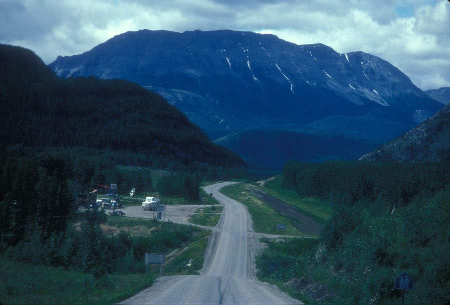 Долина Toad River на Highway 97 в северной Британской Колумбии.