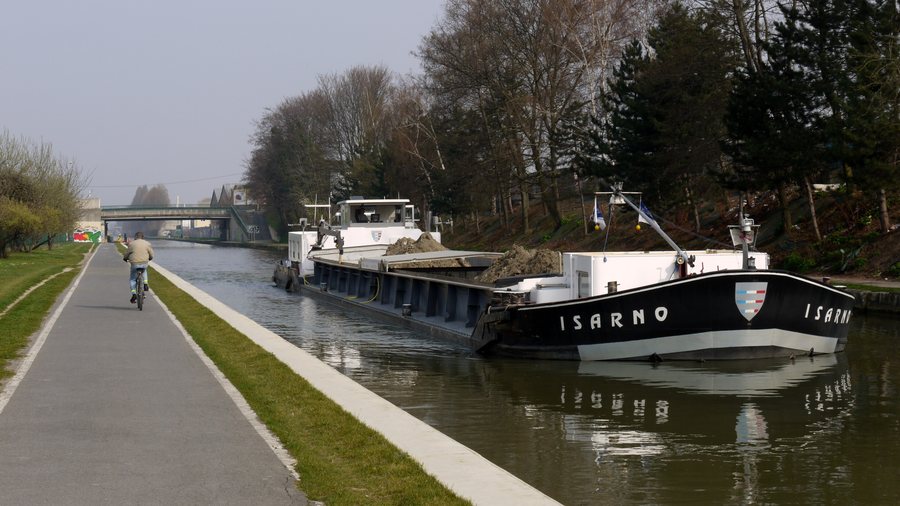 File:Canal de l'Ourcq, Bobigny, March 2011.jpg