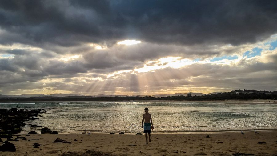 Merimbula Bar Beach an der Küste von New South Wales unter bewölktem Himmel