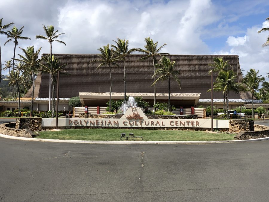 Фасад Polynesian Cultural Center в Лаие, Оаху, Гавайи