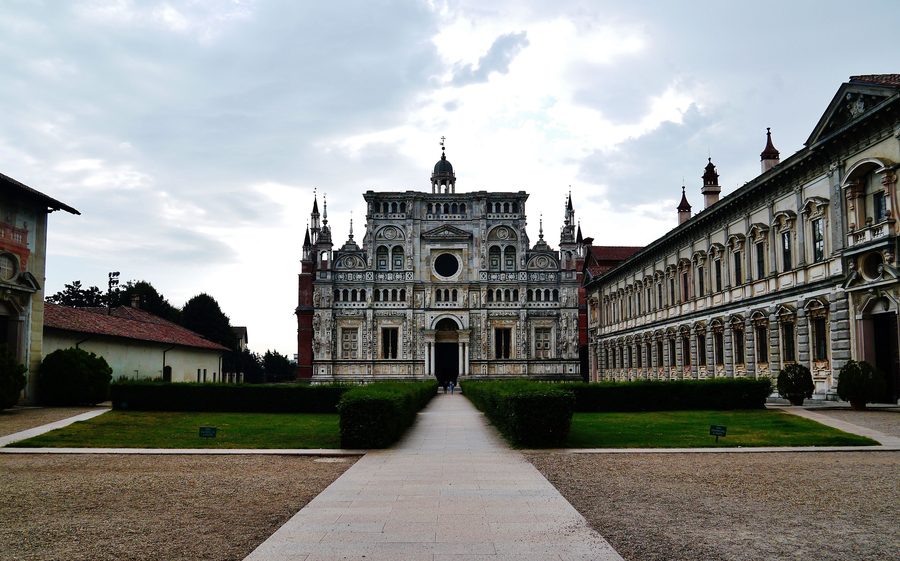 Внутренний двор Certosa di Pavia в провинции Павия в Ломбардии