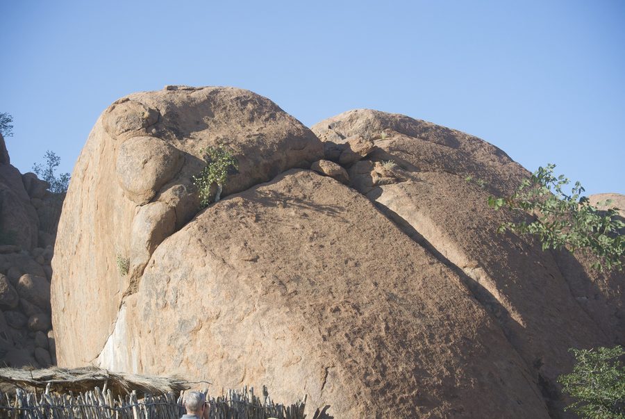 Markante rosafarbene Granitformationen in der Erongo-Region Namibias