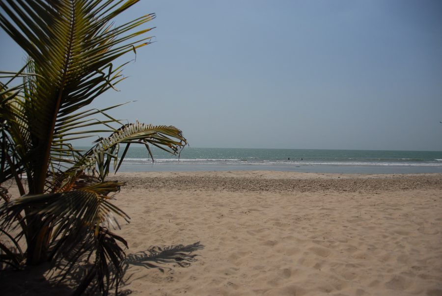 Sanyang Beach an der Küste Gambias