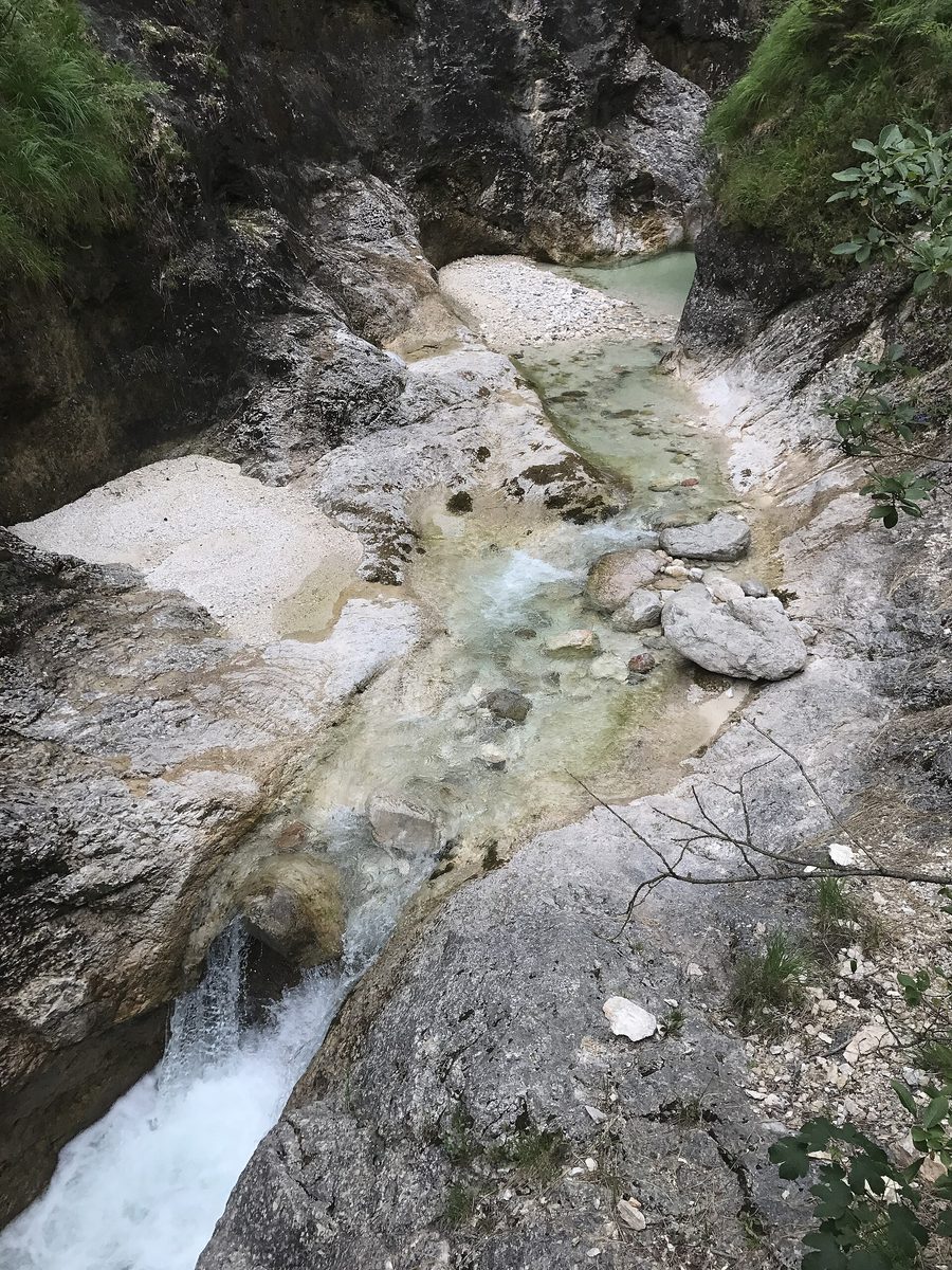 Ущелье Альмбахкламм рядом с Марктшелленбергом со скалами, водопадом и деревянным настилом