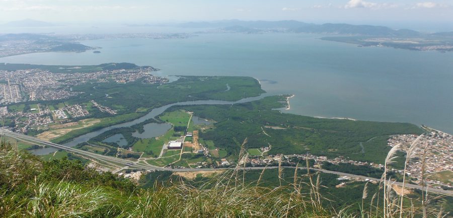 Панорамный вид на устье Rio Cubatão do Sul в муниципалитете Пальоса, Санта-Катарина