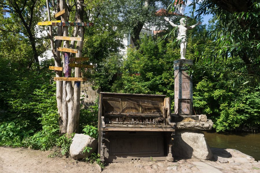 Сломанное пианино, выставленное в Ужуписе, Вильнюс.