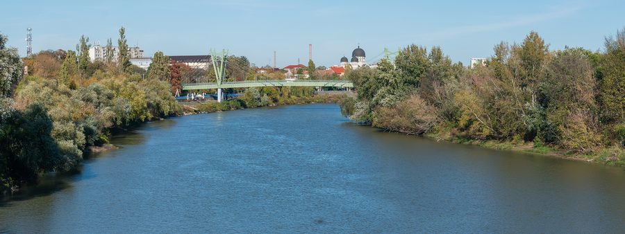 Река Муреш в Араде, Румыния.