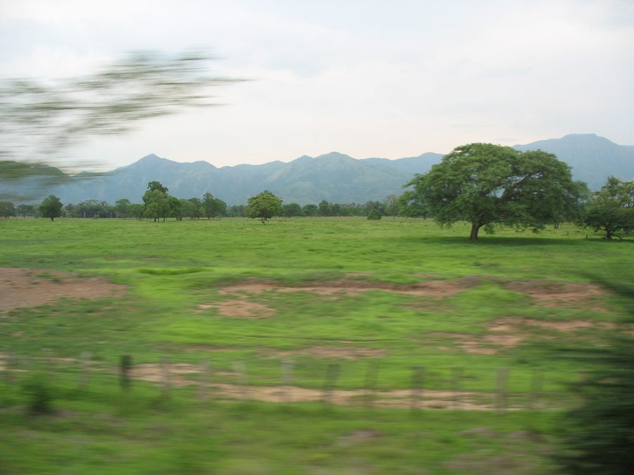 Landschaft der Ebenen von Cesar vor der Sierra Nevada de Santa Marta