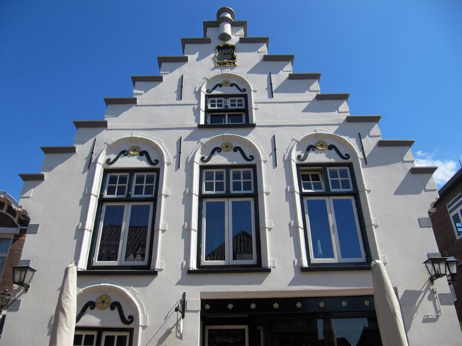 Историческое здание на улице Friesestraat в Кувордене с ступенчатым фронтоном и фасадом 1765 года