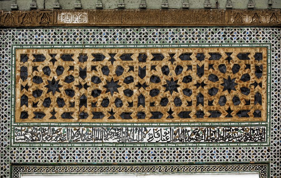 Mosaikfassade des Tors der Sidi-El-Haloui-Moschee in Tlemcen, Algerien