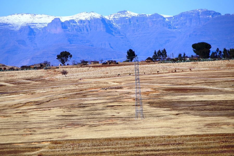 Verschneite Maloti Mountains über dem Gebiet Qoqolosing im Leribe District, Lesotho