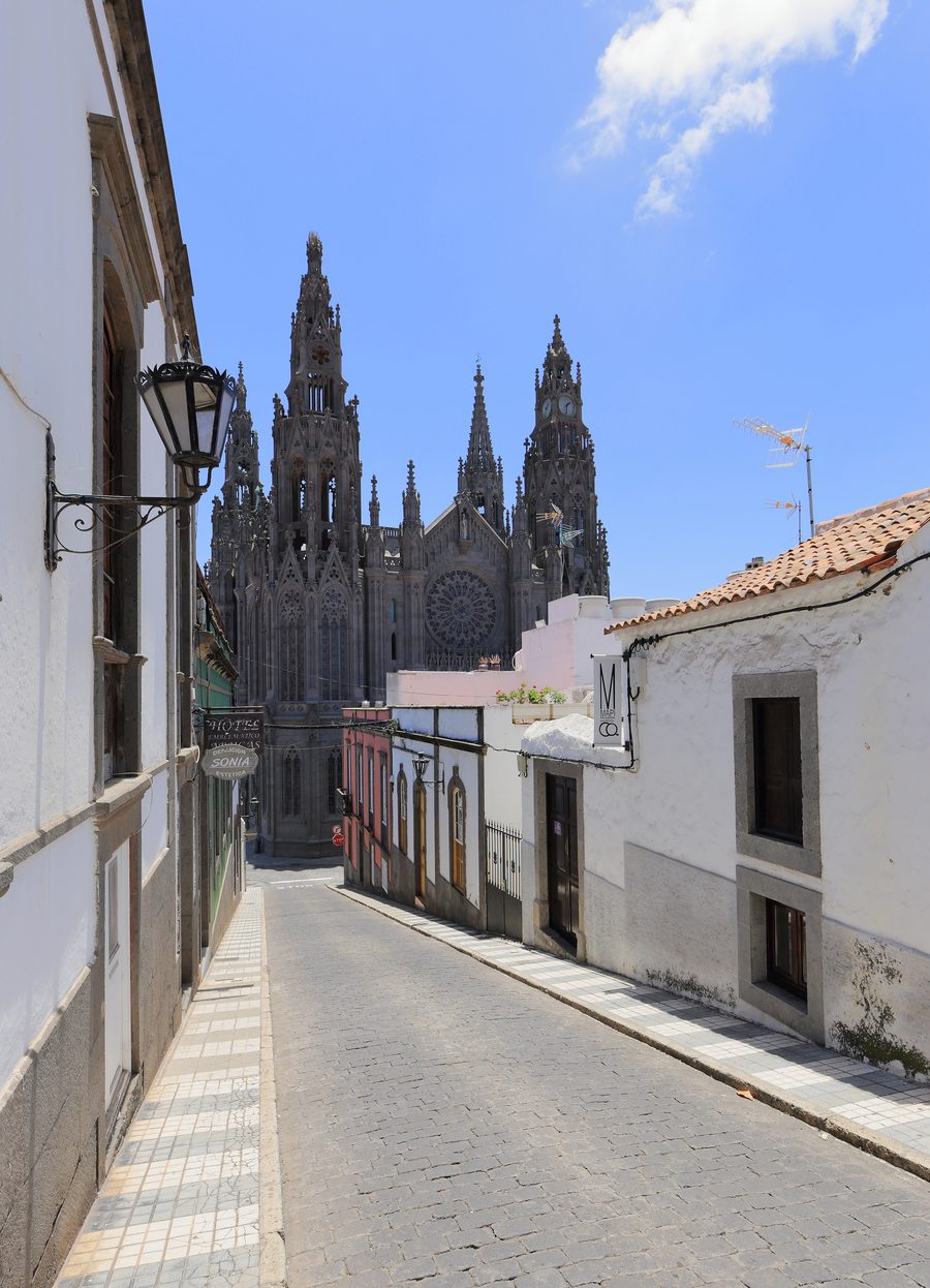 Церковь Сан-Хуан-Баутиста в Арукасе, Гран-Канария, вид с улицы Calle Párroco Morales
