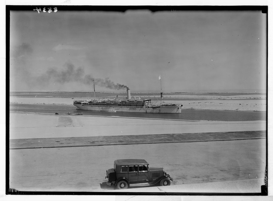 Schiff auf dem Kanal in Ismailia, aufgenommen von der Terrasse eines Denkmals